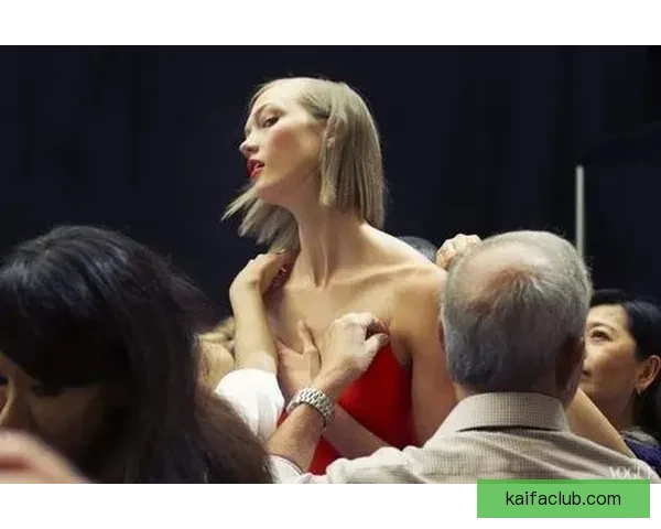 范德比尔特戏弄东契奇要求穿自己衣服戴金链 在更衣室走秀一番 范德比尔特戏弄东契奇要求穿自己衣服戴金链 在更衣室走秀一番